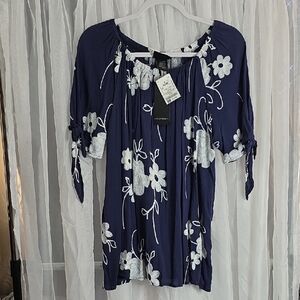#1 NWT Elegant Floral Blouse in Navy and White